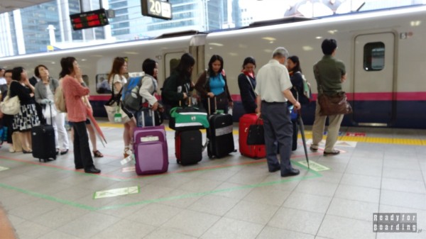 Japonia, oznaczenia kolejek do pociągów - to działa!