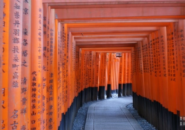 Senbon Torii - ścieżka z bramami Torii w Kioto