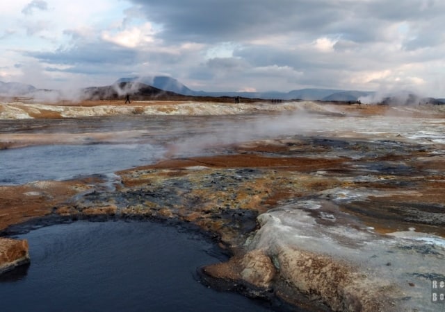 Hverir - gorące źródła u podnóża góry Námafjall