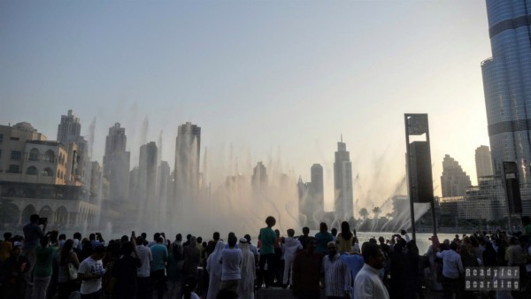 Tańcząca fontanna w Dubaju pod Burdż Chalifa i Dubai Mall