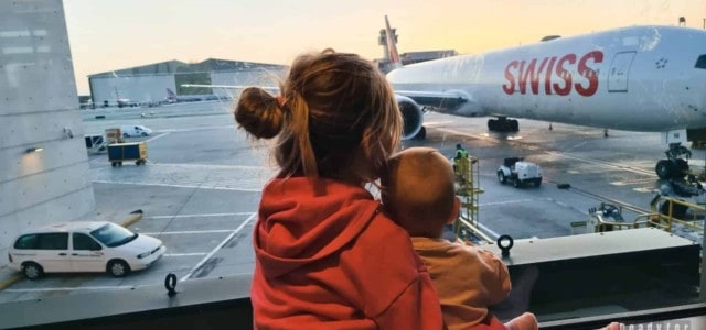 Gdzie polecieć w pierwszą podróż samolotem z dzieckiem?
