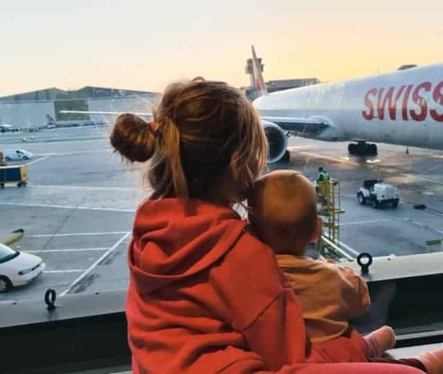 Gdzie polecieć w pierwszą podróż samolotem z dzieckiem?